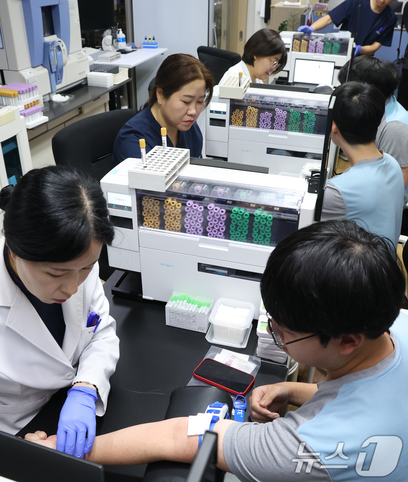 (서울=뉴스1) 김명섭 기자 = 15일 오전 서울 영등포구 서울지방병무청에서 열린 올해 첫 병역판정감사에서 병역의무자들이 검사를 받고 있다. 검사 대상은 올헤 19세가 되는 200 …