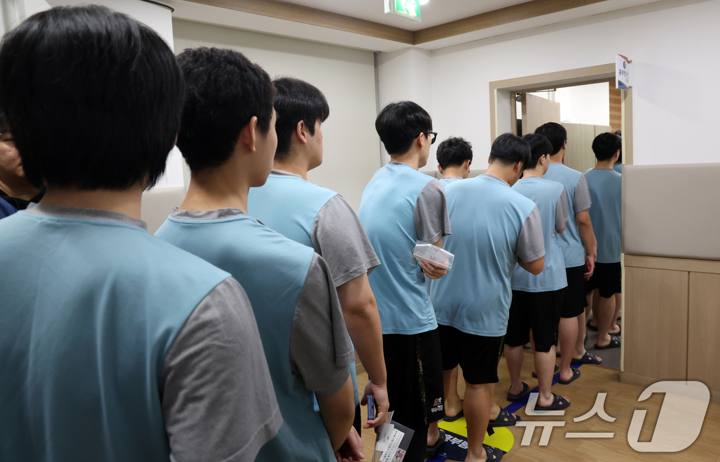 (서울=뉴스1) 김명섭 기자 = 15일 오전 서울 영등포구 서울지방병무청에서 열린 올해 첫 병역판정감사에서 병역의무자들이 검사를 받고 있다. 검사 대상은 올헤 19세가 되는 200 …