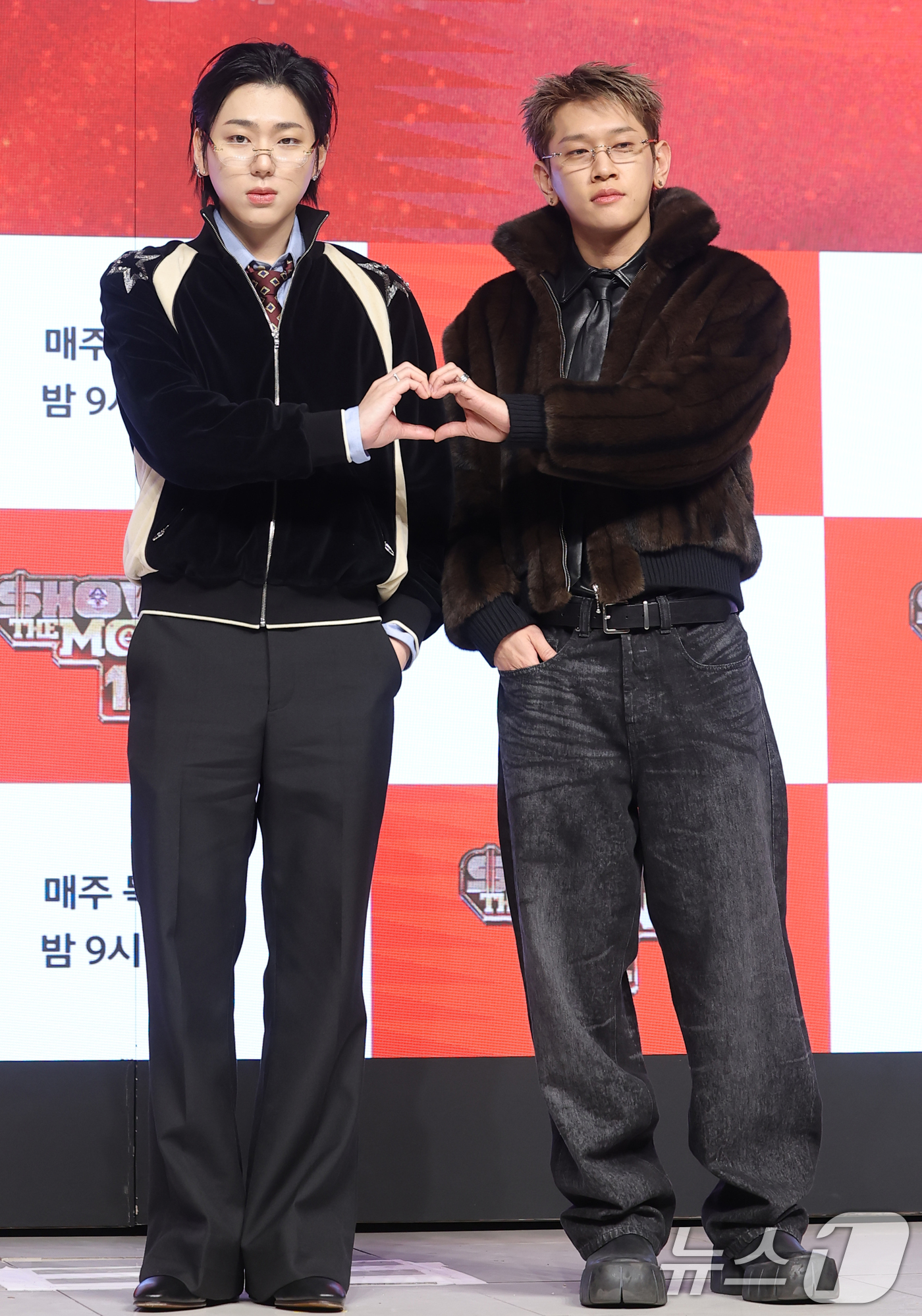 (서울=뉴스1) 권현진 기자 = 가수 겸 프로듀서 지코와 크러쉬(오른쪽)가 15일 오전 서울 강남구 엘리에나호텔에서 열린 Mnet ‘쇼미더머니12’ 제작발표회에 참석해 포즈를 취하 …