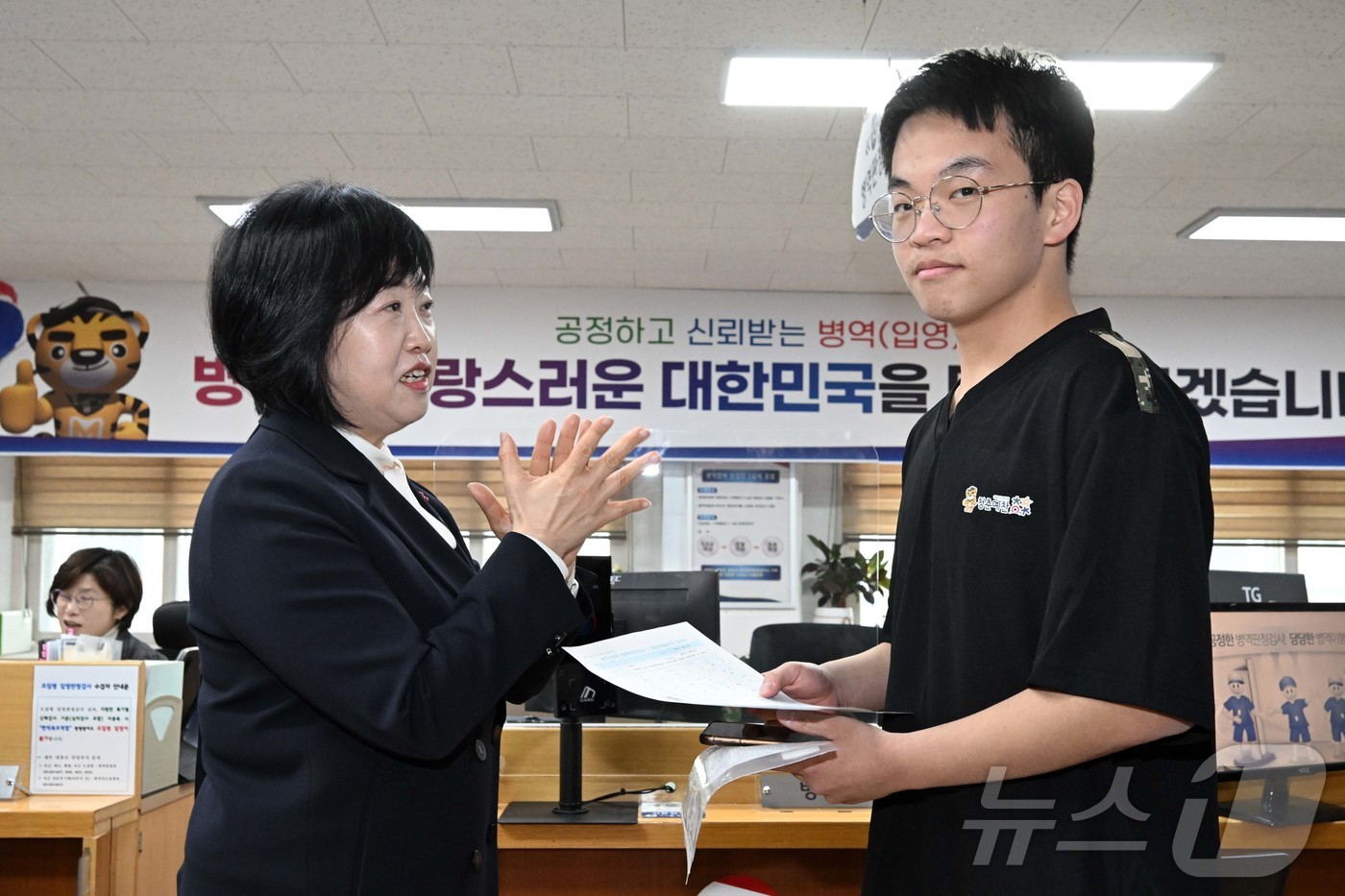 (서울=뉴스1) 김명섭 기자 = 2026년도 병역판정검사가 시작된 15일 서울 영등포구 서울지방병무청 제1병역판정검사장에서 홍소영 병무청장이 첫 현역 판정자를 격려하고 있다. (공 …