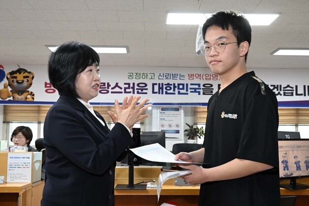 병무년 새해 첫 현역 판정자 격려하는 홍소영 청장