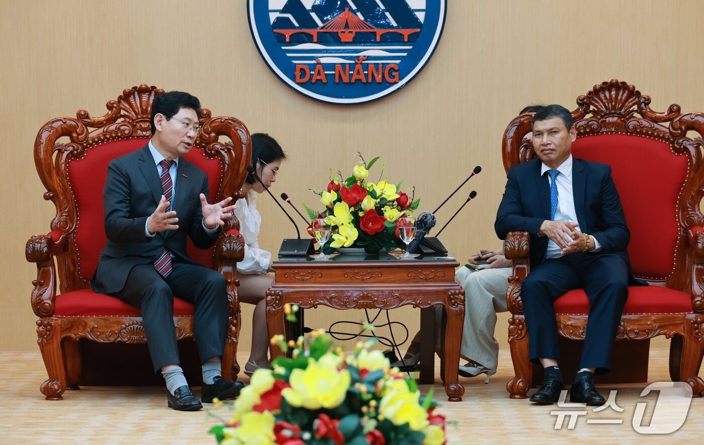 본문 이미지 - 이상일 용인시장(왼쪽)이 14일(현지시간) 베트남 다낭 시청에서 호 끼 민 다낭시 상임 부인민위원장과 협력 방안을 논의하고 있다.(용인시 제공)