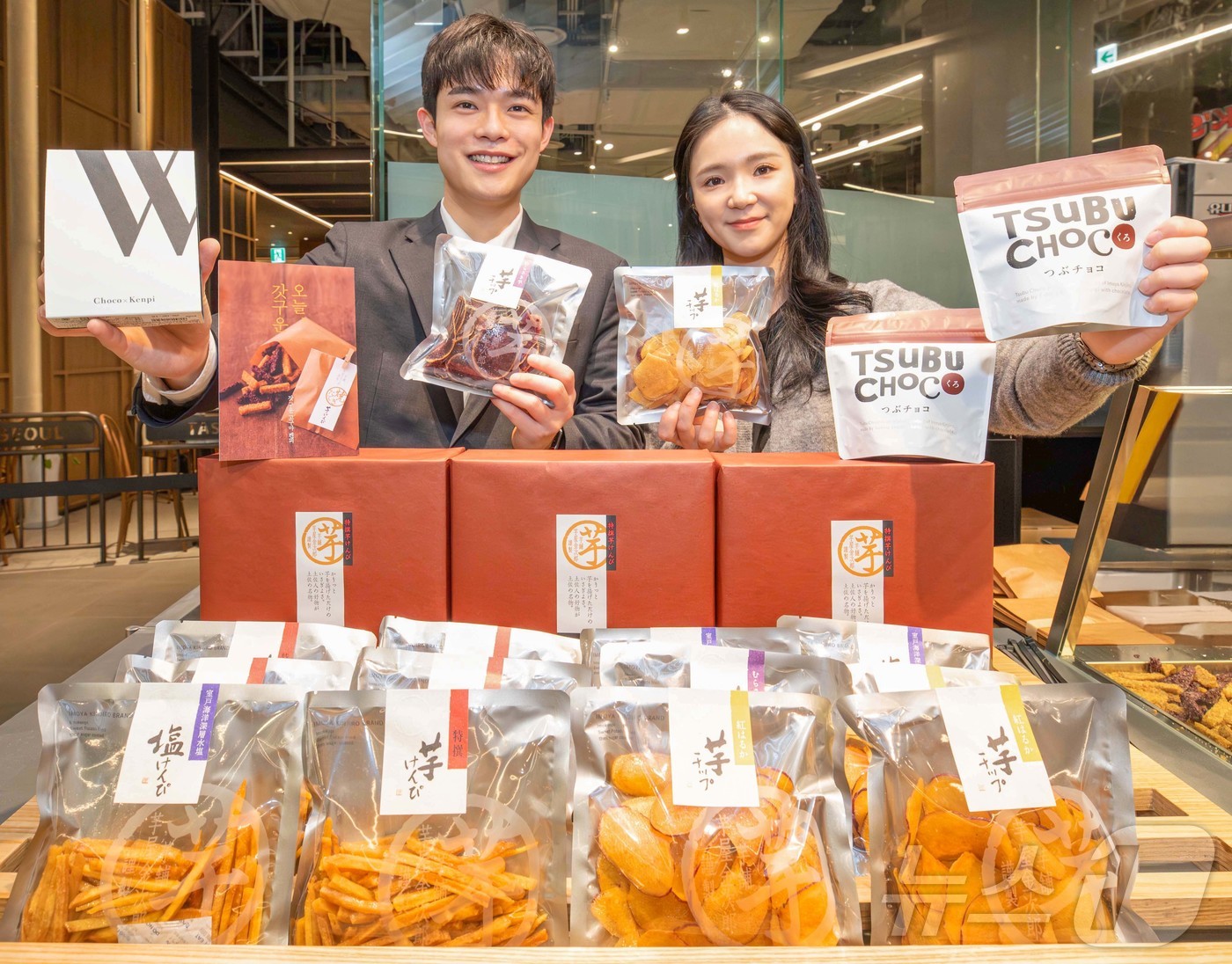 (서울=뉴스1) = 현대백화점은 오는 3월 4일까지 더현대 서울 지하 1층에서 일본 전통 고구마 디저트 브랜드 ‘이모야킨지로’의 국내 첫 팝업스토어를 진행한다고 15일 밝혔다. 사 …