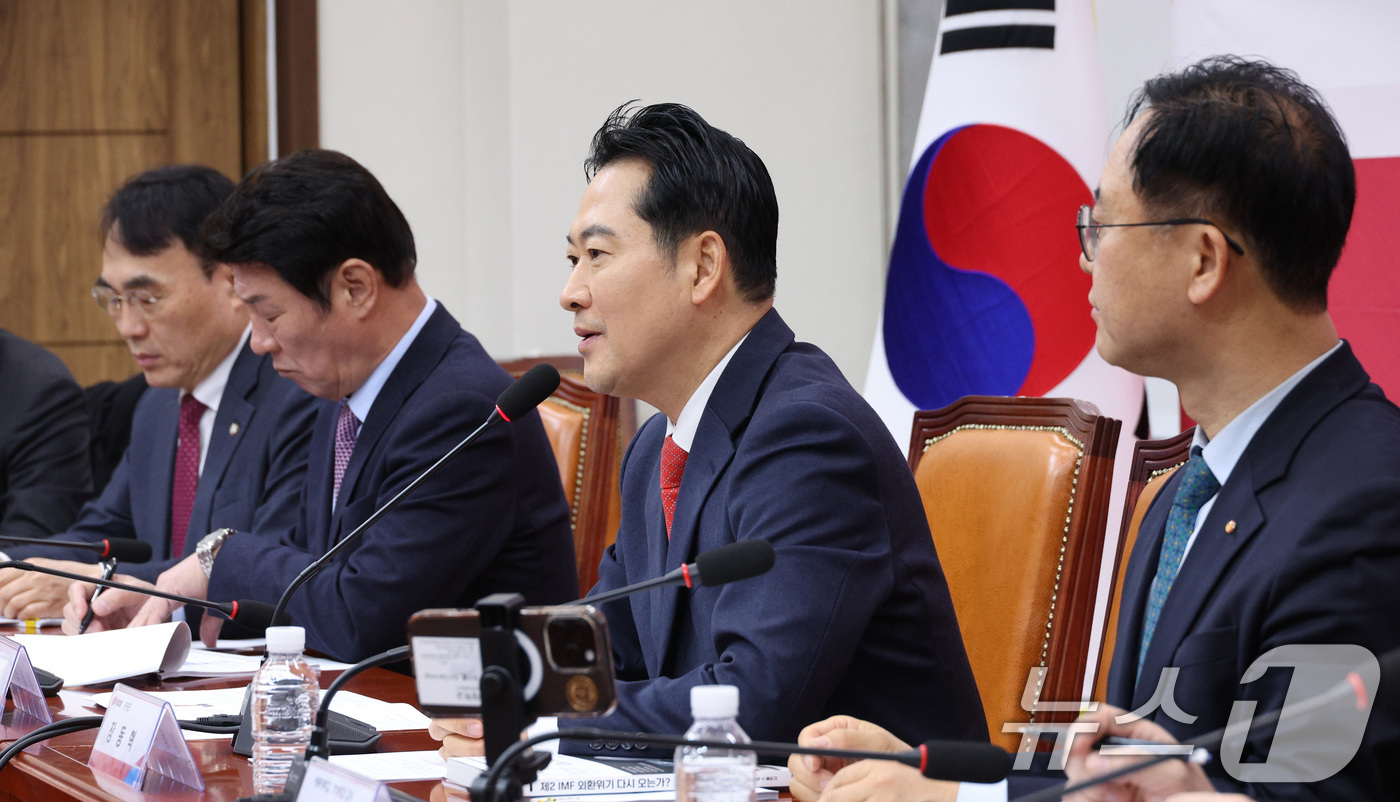 (서울=뉴스1) 신웅수 기자 = 장동혁 국민의힘 대표가 15일 서울 여의도 국회에서 열린 제1차 민생경제 점검회의에서 발언하고 있다. 2026.1.15/뉴스1