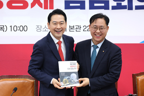 책 선물받는 장동혁 대표