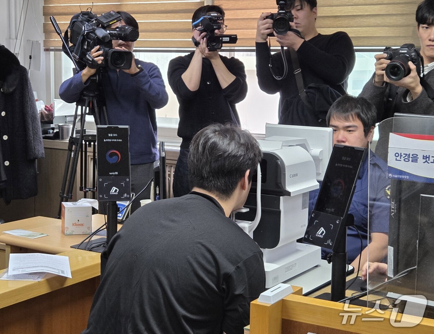 본문 이미지 - 15일 서울 영등포구 서울지방병무청 제1병역판정검사장에서 병역 의무 대상자가 시력 검사를 진행하고 있다. 대상자 왼쪽엔 전자 얼굴 인식이 가능한 단말기가 놓여 있다. 2026.1.15/뉴스1 ⓒ News1 김예원 기자