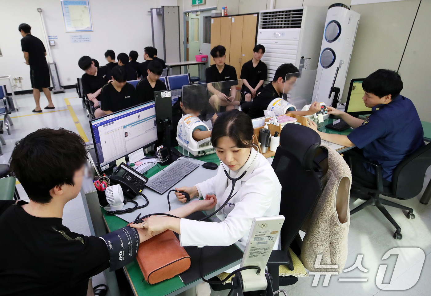 (부산=뉴스1) 윤일지 기자 = 2026년도 첫 병역판정검사가 시작된 15일 오전 부산 수영구 부산울산지방병무청에서 입영대상자들이 신체검사를 받고 있다.  2026.1.15/뉴스1 …