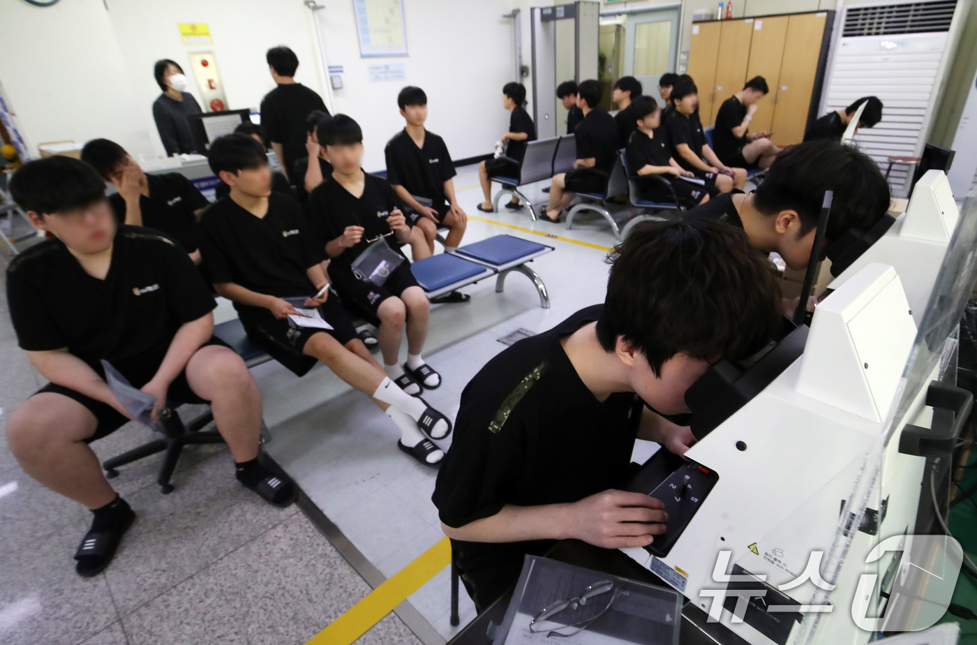 (부산=뉴스1) 윤일지 기자 = 2026년도 첫 병역판정검사가 시작된 15일 오전 부산 수영구 부산울산지방병무청에서 입영대상자들이 신체검사를 받고 있다.  2026.1.15/뉴스1 …