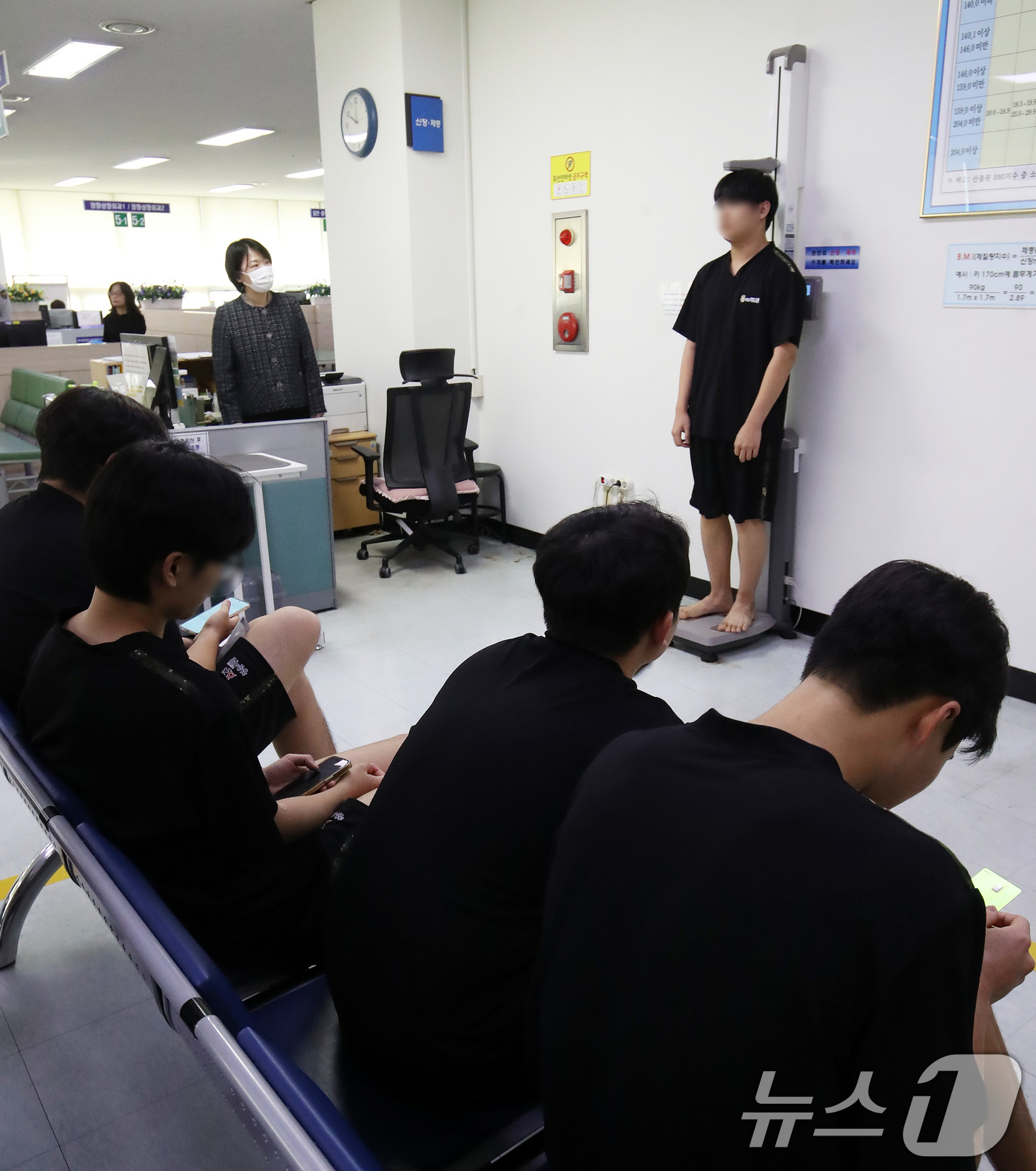 (부산=뉴스1) 윤일지 기자 = 2026년도 첫 병역판정검사가 시작된 15일 오전 부산 수영구 부산울산지방병무청에서 입영대상자들이 신체검사를 받고 있다.  2026.1.15/뉴스1 …