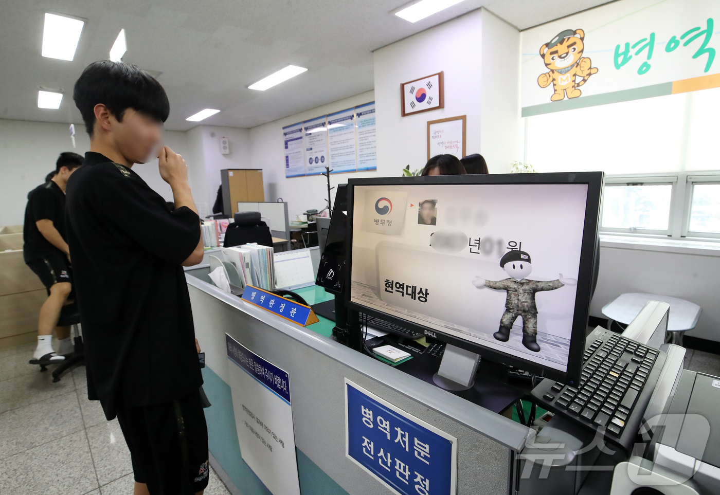 (부산=뉴스1) 윤일지 기자 = 2026년도 첫 병역판정검사가 시작된 15일 오전 부산 수영구 부산울산지방병무청에서 입영대상자가 병역판정을 받고 있다. 2026.1.15/뉴스1