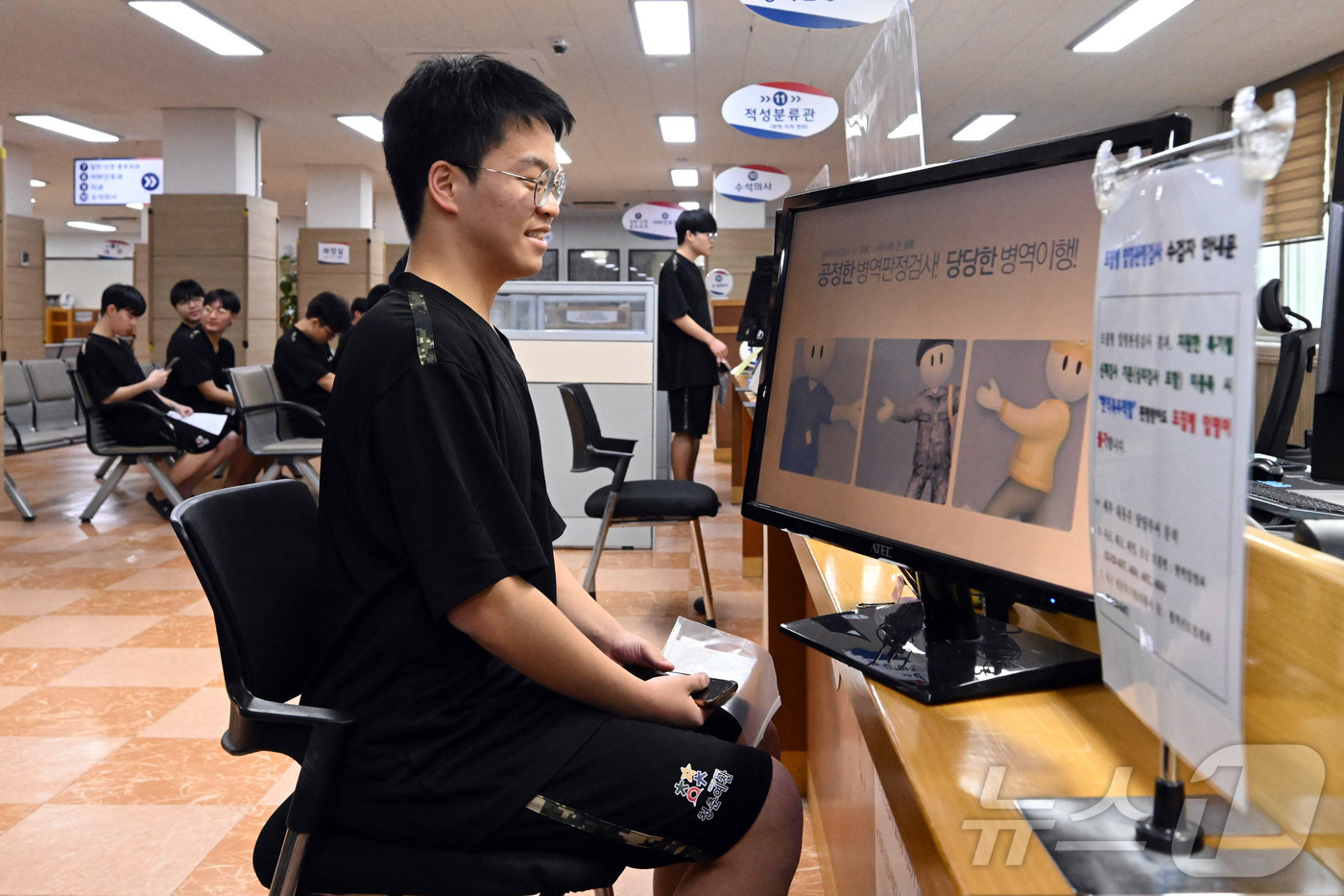 (서울=뉴스1) 김명섭 기자 = 2026년 첫 병역판정검사가 실시된 15일 서울 영등포구 서울지방병무청에서 입영 대상자가 현역 대상 판정을 받고 있다. (공동취재) 2026.1.1 …