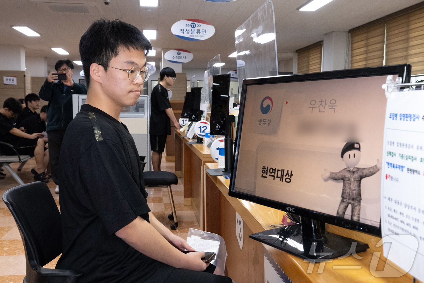 (서울=뉴스1) 김명섭 기자 = 2026년 첫 병역판정검사가 실시된 15일 서울 영등포구 서울지방병무청에서 입영 대상자가 현역 대상 판정을 받고 있다. (공동취재) 2026.1.1 …