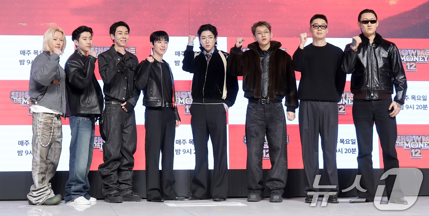 (서울=뉴스1) 권현진 기자 = 가수 겸 프로듀서 릴 모쉬핏(왼쪽부터)과 박재범, 로꼬, 그레이, 지코, 크러쉬, 허키 시바세키, 제이통이 15일 오전 서울 강남구 엘리에나호텔에서 …