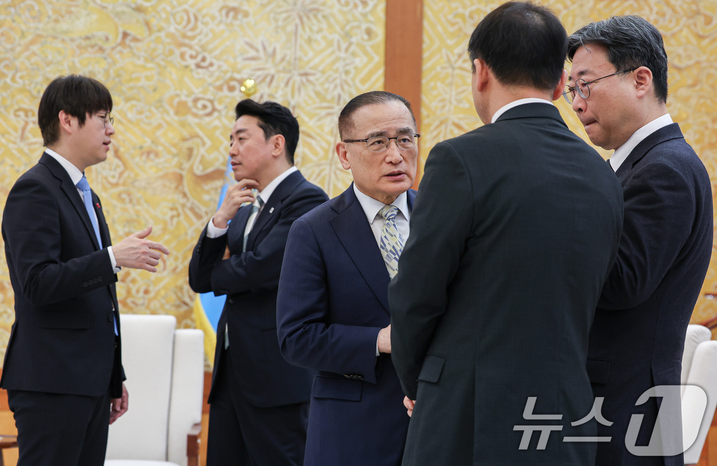 (서울=뉴스1) 허경 기자 = 위성락 국가안보실장이 15일 청와대 본관에서 칼둔 칼리파 알 무바라크 아랍에미리트(UAE) 아부다비 행정청장 접견에 앞서 참모진들과 대화를 나누고 있 …