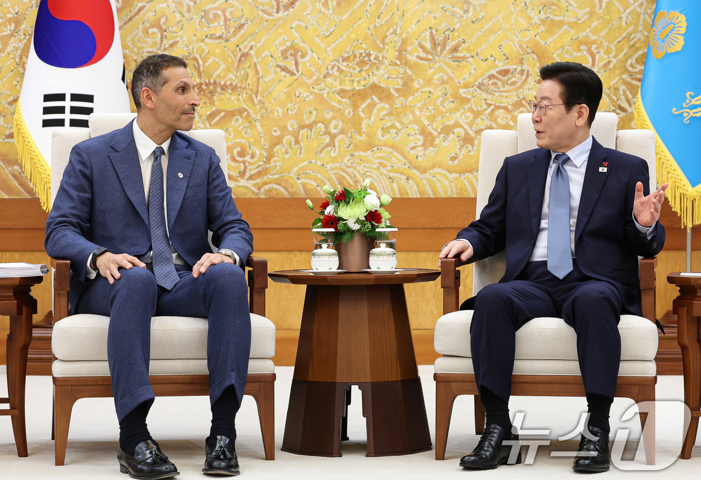 (서울=뉴스1) 이재명 기자 = 이재명 대통령이 15일 청와대 본관에서 칼둔 칼리파 알 무바라크 아랍에미리트(UAE) 아부다비 행정청장을 접견하고 있다.  2026.1.15/뉴스1 …