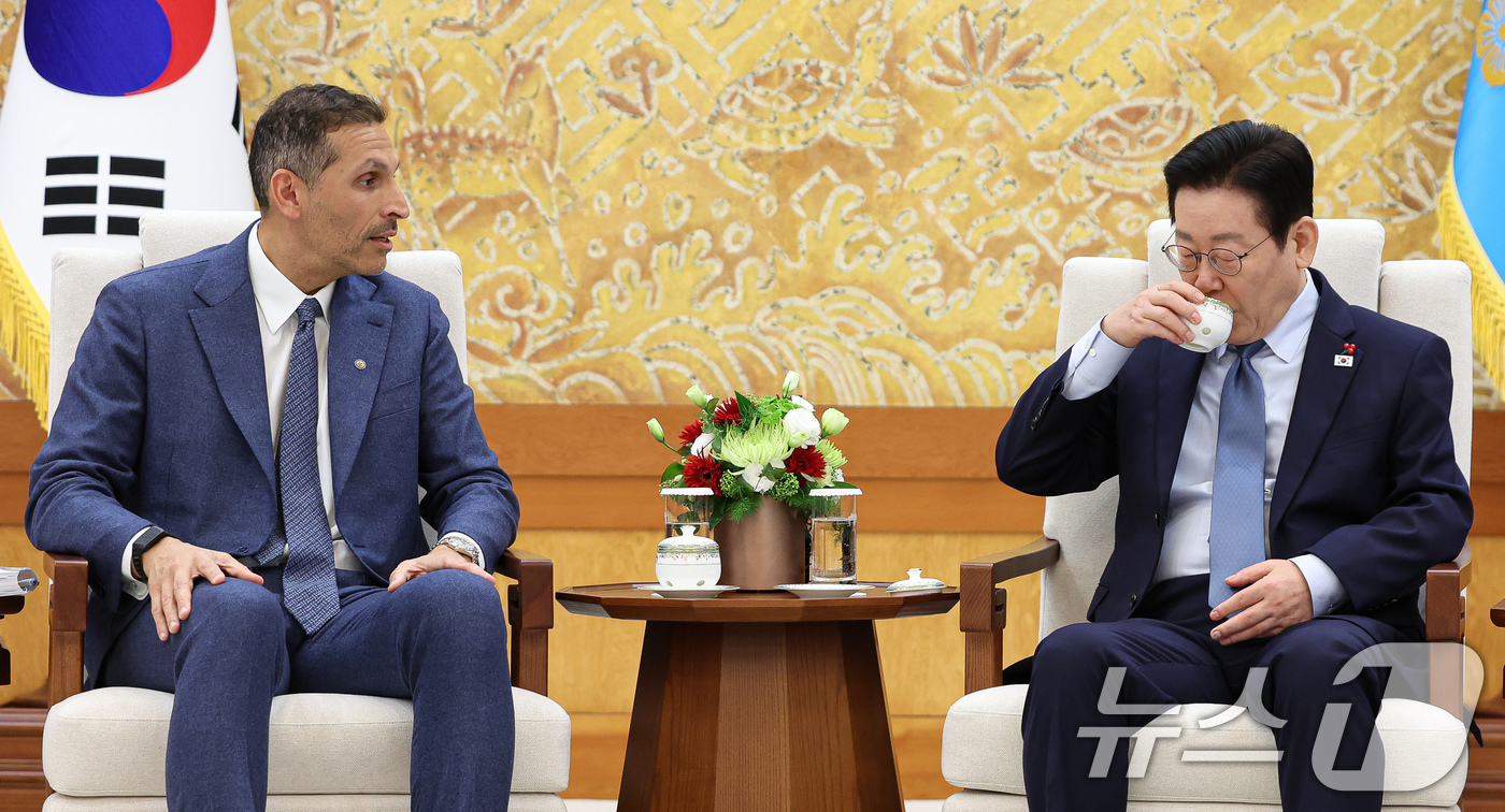 (서울=뉴스1) 허경 기자 = 이재명 대통령이 15일 청와대 본관에서 칼둔 칼리파 알 무바라크 아랍에미리트(UAE) 아부다비 행정청장을 접견하며 목을 축이고 있다. 2026.1.1 …