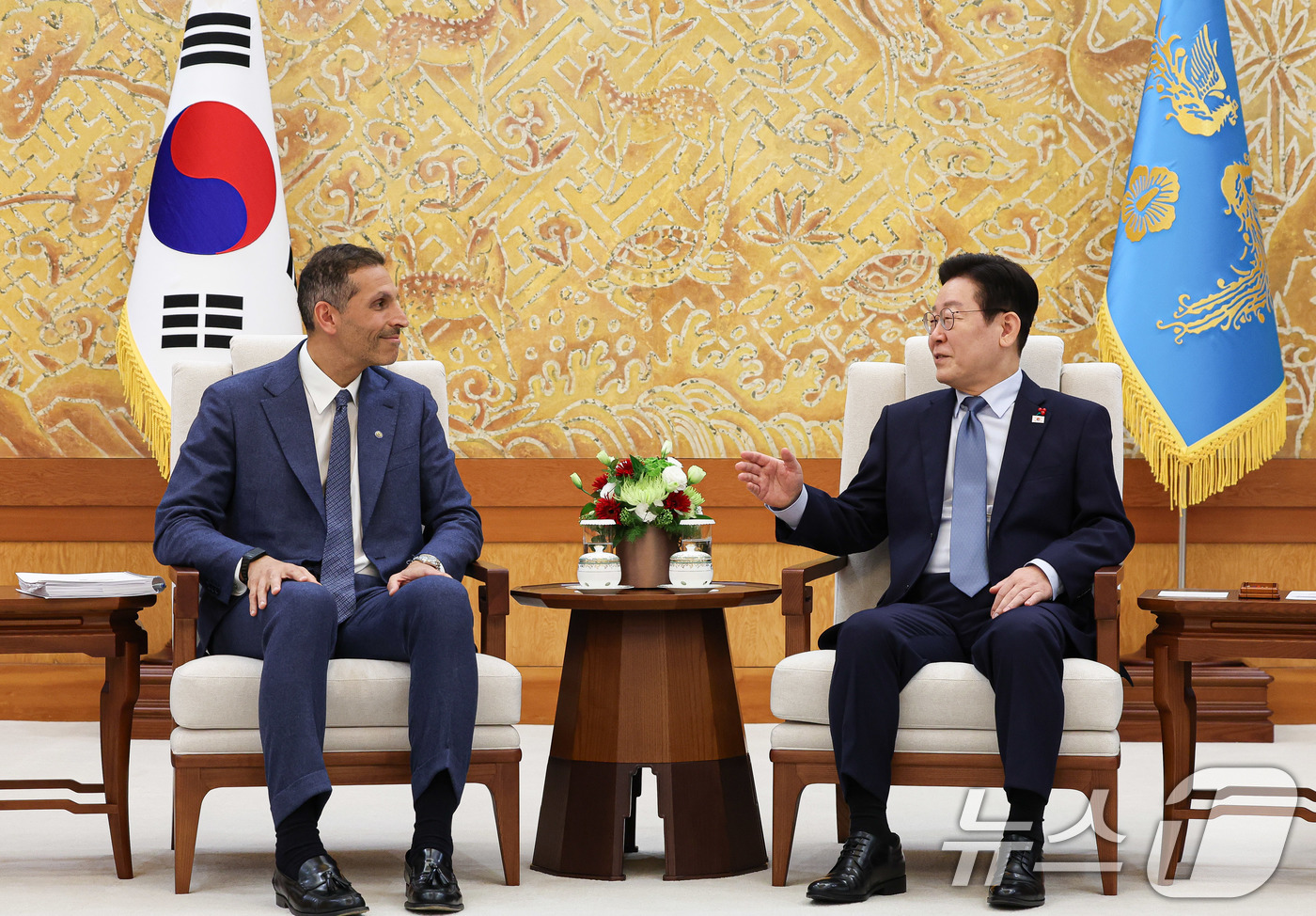 (서울=뉴스1) 허경 기자 = 이재명 대통령이 15일 청와대 본관에서 칼둔 칼리파 알 무바라크 아랍에미리트(UAE) 아부다비 행정청장을 접견하고 있다.  2026.1.15/뉴스1