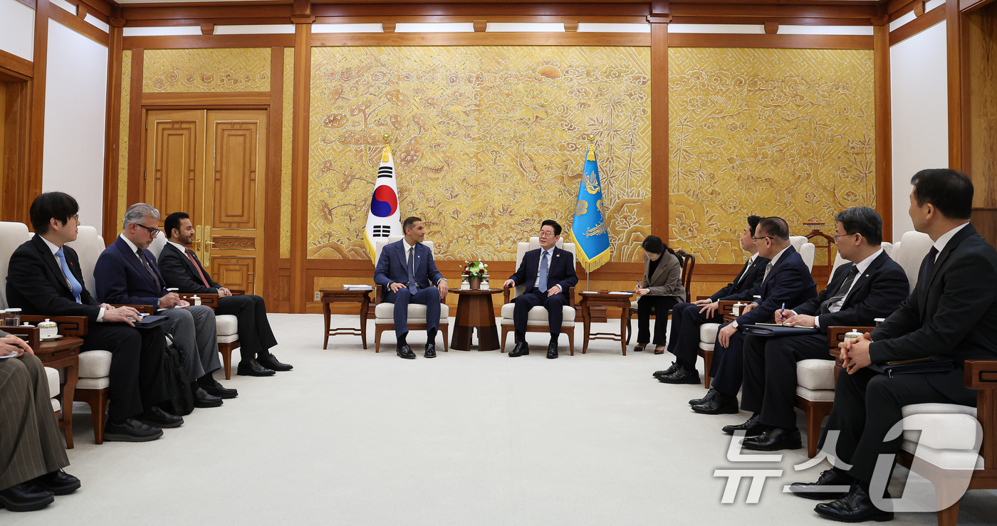 (서울=뉴스1) 허경 기자 = 이재명 대통령이 15일 청와대 본관에서 칼둔 칼리파 알 무바라크 아랍에미리트(UAE) 아부다비 행정청장을 접견하고 있다.  2026.1.15/뉴스1