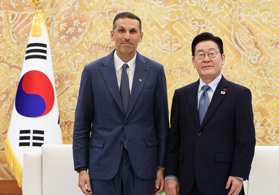 UAE 행정청장과 기념촬영 하는 이재명 대통령