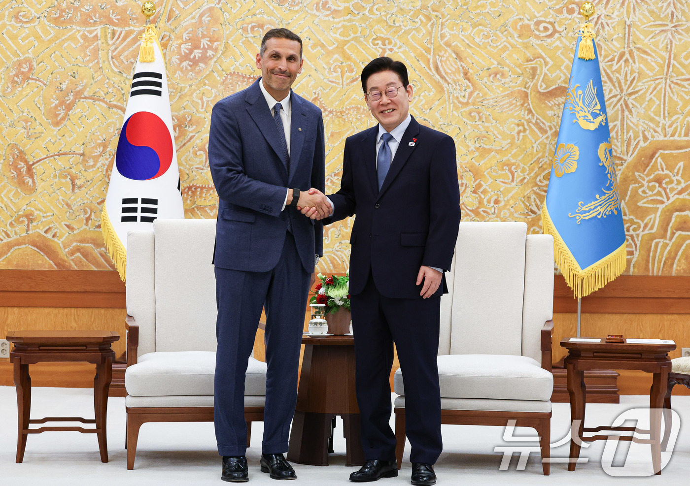 (서울=뉴스1) 허경 기자 = 이재명 대통령이 15일 청와대 본관에서 칼둔 칼리파 알 무바라크 아랍에미리트(UAE) 아부다비 행정청장 접견에 앞서 악수하고 있다.  2026.1.1 …