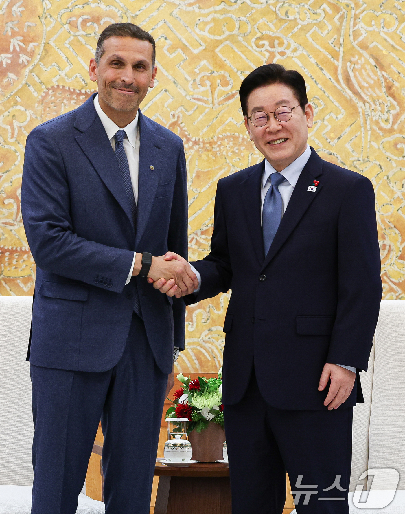 (서울=뉴스1) 허경 기자 = 이재명 대통령이 15일 청와대 본관에서 칼둔 칼리파 알 무바라크 아랍에미리트(UAE) 아부다비 행정청장 접견에 앞서 악수하고 있다.  2026.1.1 …