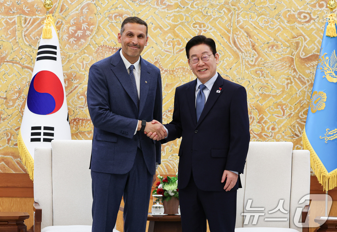 (서울=뉴스1) 허경 기자 = 이재명 대통령이 15일 청와대 본관에서 칼둔 칼리파 알 무바라크 아랍에미리트(UAE) 아부다비 행정청장 접견에 앞서 악수하고 있다.  2026.1.1 …