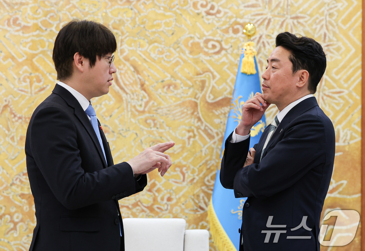 (서울=뉴스1) 허경 기자 = 강훈식 대통령 비서실장과 하정우 AI미래기획수석이 15일 청와대 본관에서 칼둔 칼리파 알 무바라크 아랍에미리트(UAE) 아부다비 행정청장 접견에 대화 …