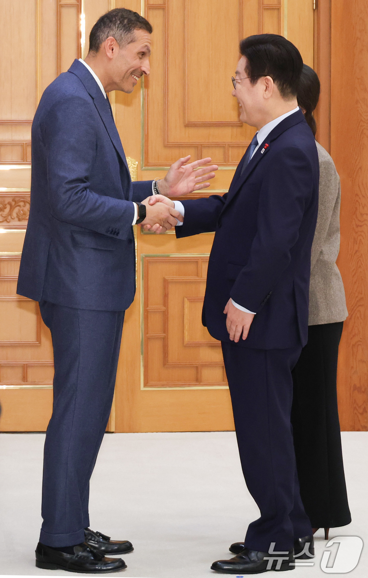 (서울=뉴스1) 허경 기자 = 이재명 대통령이 15일 청와대 본관에서 칼둔 칼리파 알 무바라크 아랍에미리트(UAE) 아부다비 행정청장 접견에 앞서 악수하고 있다. (청와대통신사진기 …