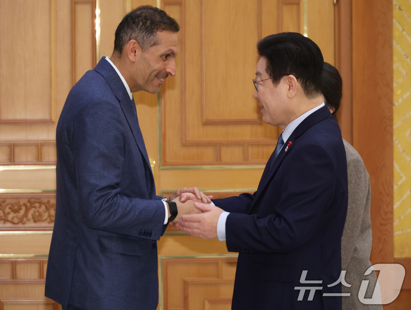 (서울=뉴스1) 허경 기자 = 이재명 대통령이 15일 청와대 본관에서 칼둔 칼리파 알 무바라크 아랍에미리트(UAE) 아부다비 행정청장 접견에 앞서 악수하고 있다. (청와대통신사진기 …