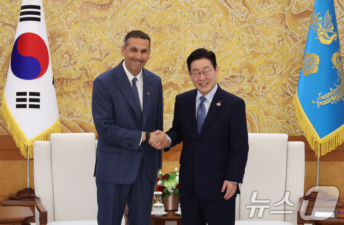 (서울=뉴스1) 허경 기자 = 이재명 대통령이 15일 청와대 본관에서 칼둔 칼리파 알 무바라크 아랍에미리트(UAE) 아부다비 행정청장 접견에 앞서 악수하고 있다. (청와대통신사진기 …