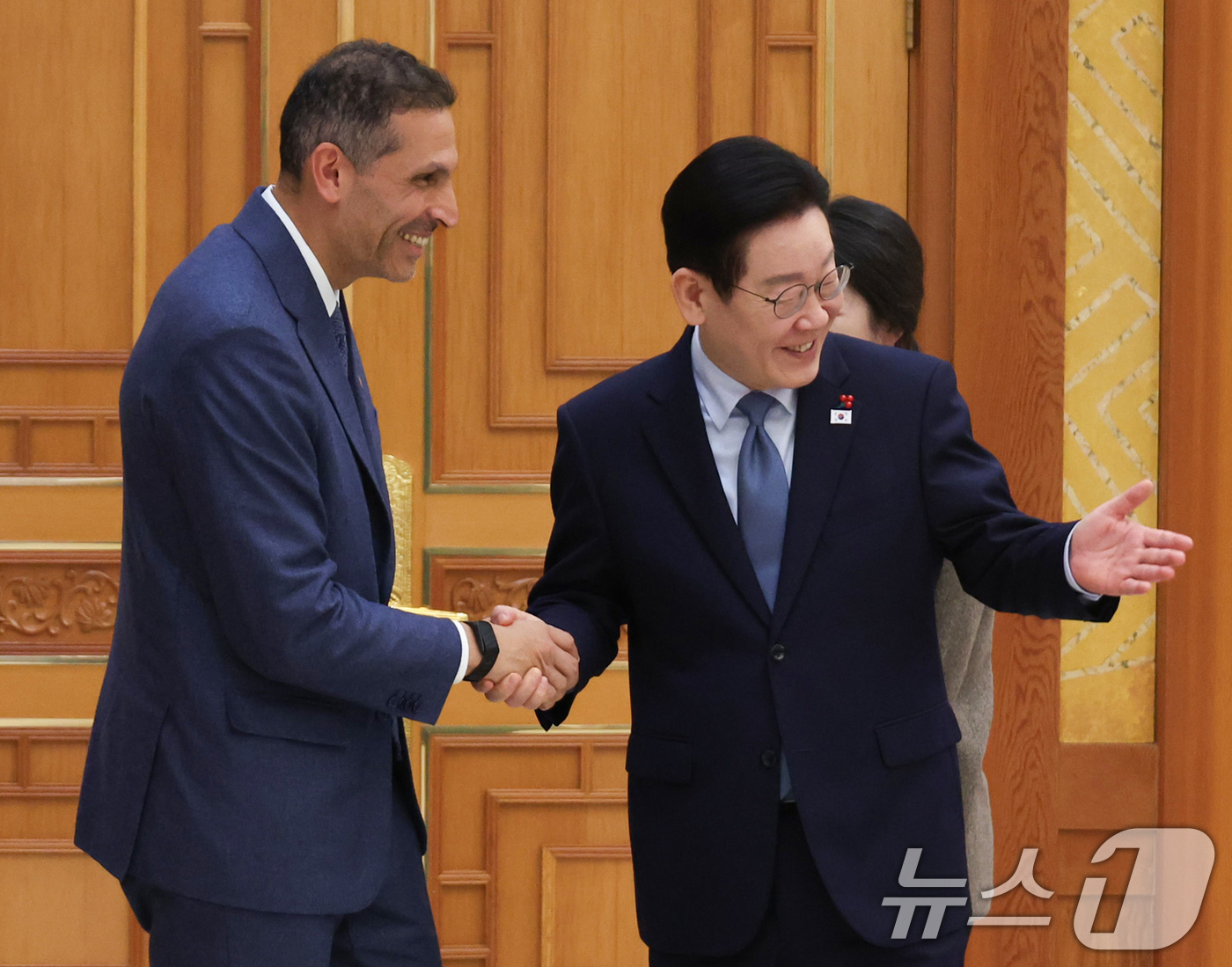 (서울=뉴스1) 허경 기자 = 이재명 대통령이 15일 청와대 본관에서 칼둔 칼리파 알 무바라크 아랍에미리트(UAE) 아부다비 행정청장 접견에 앞서 악수하고 있다. (청와대통신사진기 …