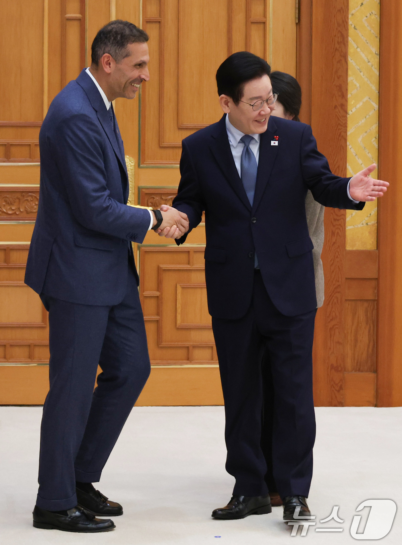 (서울=뉴스1) 허경 기자 = 이재명 대통령이 15일 청와대 본관에서 칼둔 칼리파 알 무바라크 아랍에미리트(UAE) 아부다비 행정청장 접견에 앞서 악수하고 있다. (청와대통신사진기 …