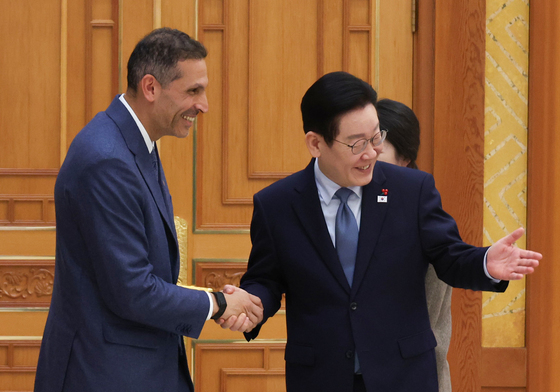 UAE 행정청장에게 자리 안내하는 이재명 대통령