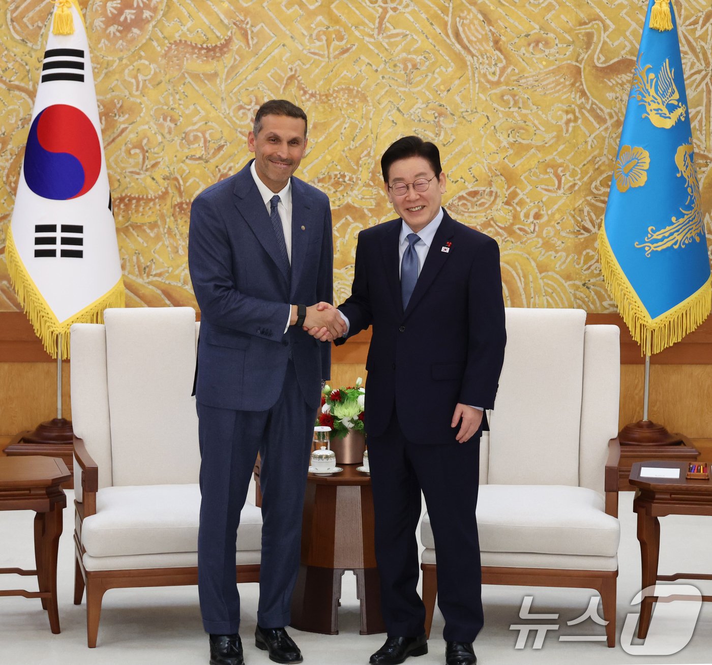 (서울=뉴스1) 허경 기자 = 이재명 대통령이 15일 청와대 본관에서 칼둔 칼리파 알 무바라크 아랍에미리트(UAE) 아부다비 행정청장 접견에 앞서 악수하고 있다. (청와대통신사진기 …