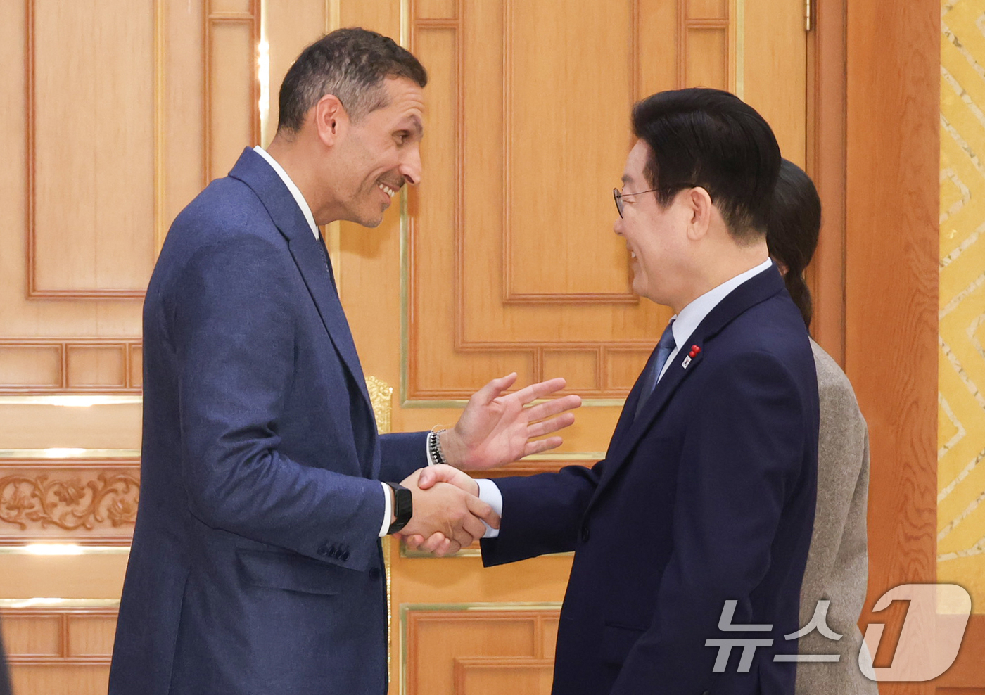 (서울=뉴스1) 허경 기자 = 이재명 대통령이 15일 청와대 본관에서 칼둔 칼리파 알 무바라크 아랍에미리트(UAE) 아부다비 행정청장 접견에 앞서 악수하고 있다. (청와대통신사진기 …