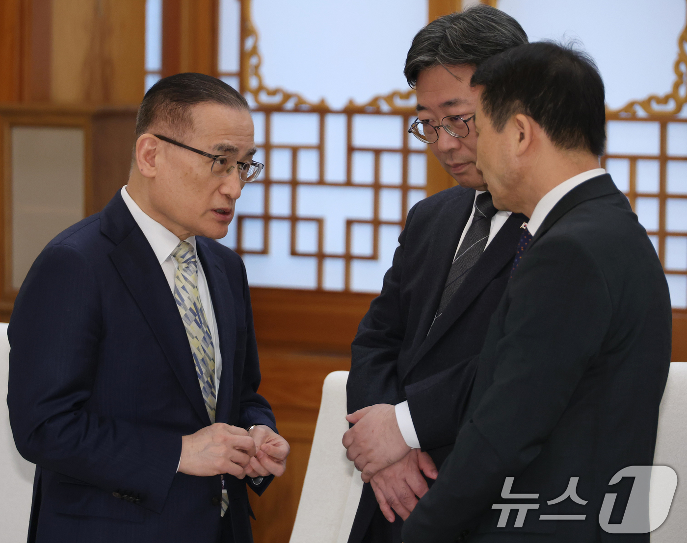 (서울=뉴스1) 허경 기자 = 위성락 국가안보실장이 15일 청와대 본관에서 칼둔 칼리파 알 무바라크 아랍에미리트(UAE) 아부다비 행정청장 접견에 앞서 참모진들과 대화를 나누고 있 …