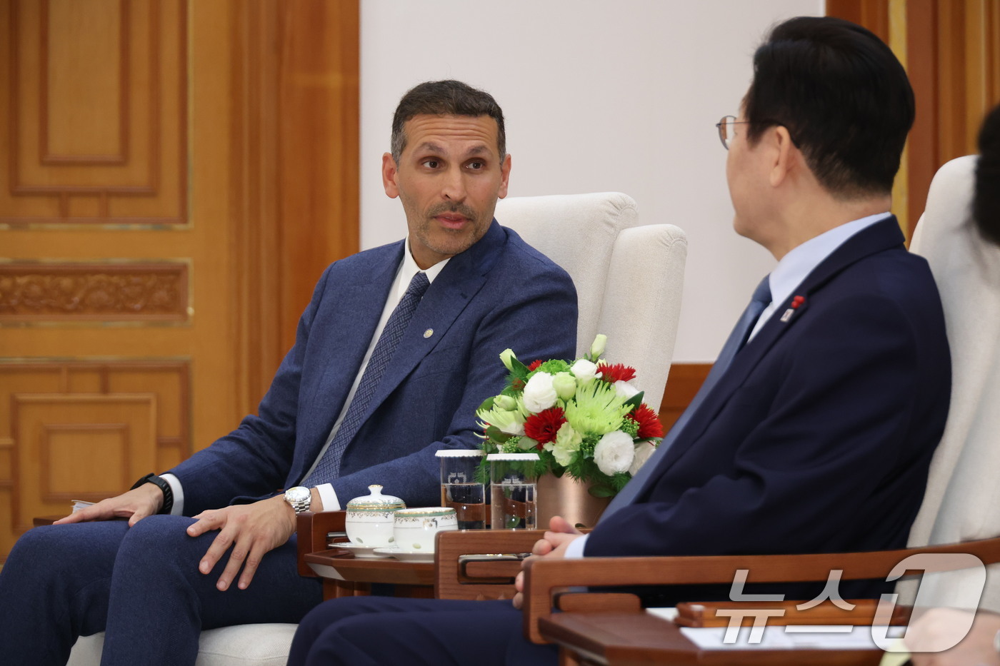 (서울=뉴스1) 허경 기자 = 칼둔 칼리파 알 무바라크 아랍에미리트(UAE) 아부다비 행정청장 15일 청와대 본관에서 이재명 대통령과 대화를 하고 있다. (청와대통신사진기자단) 2 …