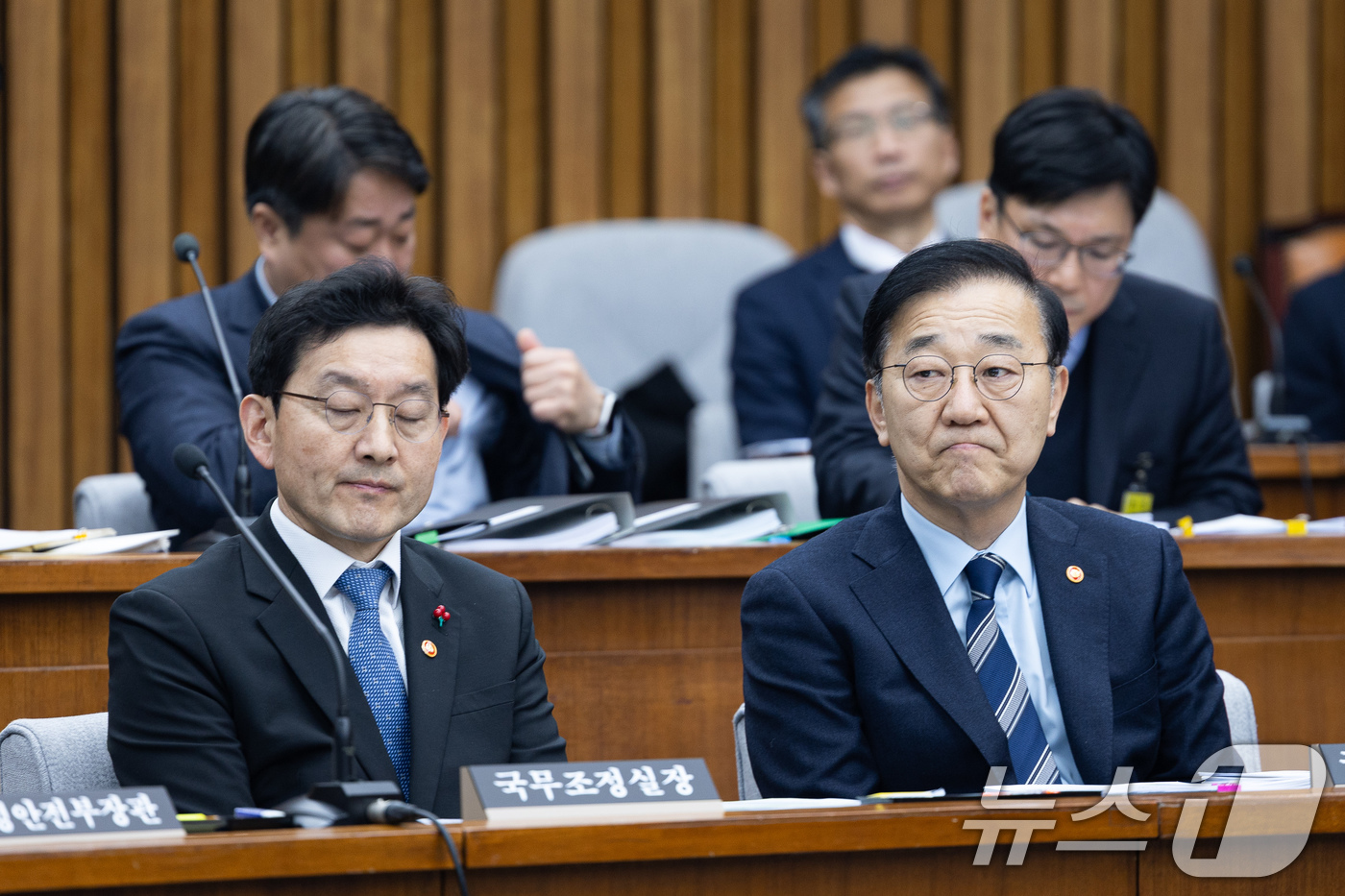 (서울=뉴스1) 유승관 기자 = 김윤덕 국토교통부 장관(오른쪽)과 윤창렬 국무조정실장이 15일 서울 여의도 국회에서 열린 제431회 국회(임시회) 12.29 여객기 참사 진상규명을 …