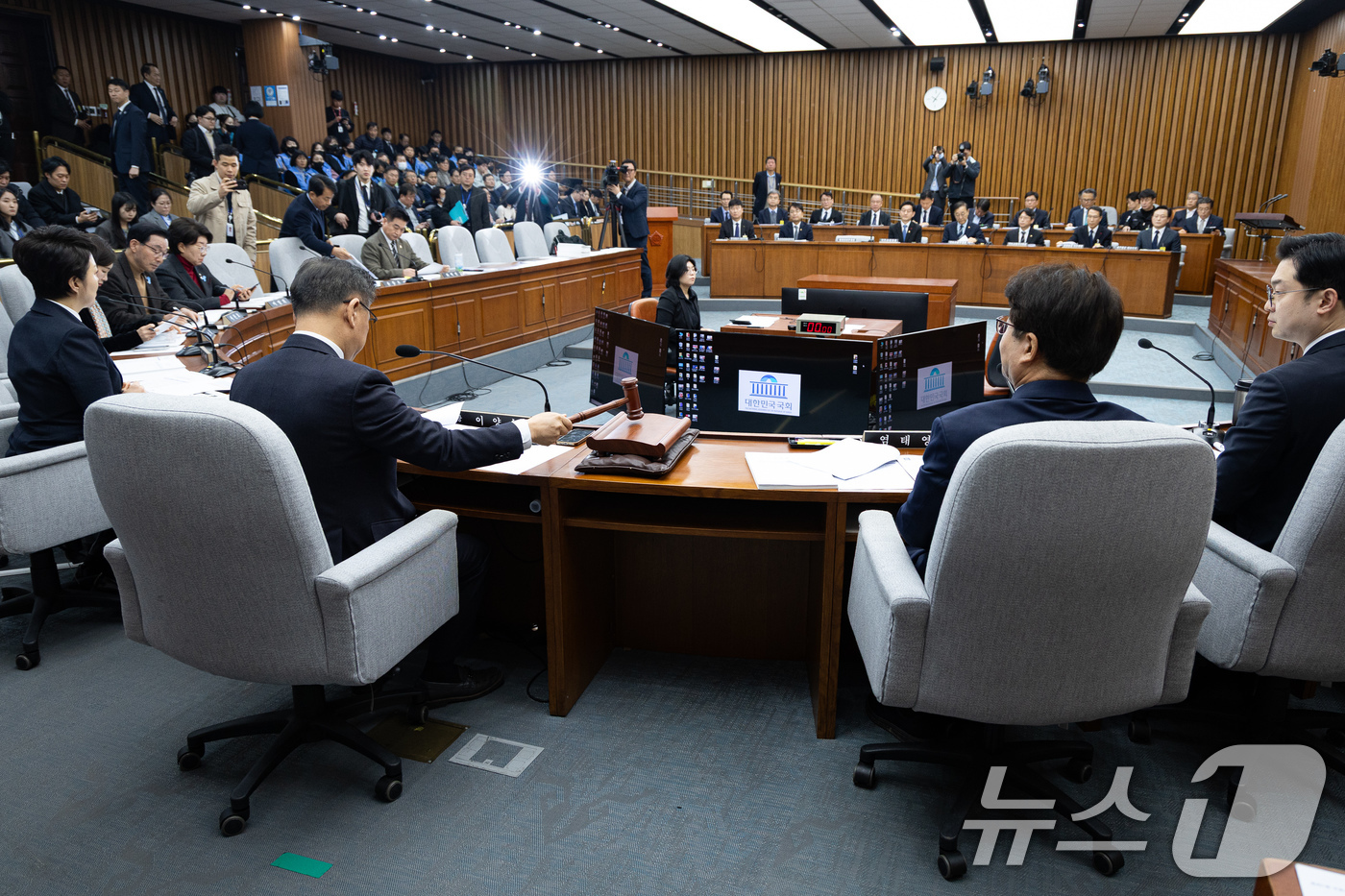 (서울=뉴스1) 유승관 기자 = 이양수 국회 12.29 여객기 참사 진상규명을 위한 국정조사특별위원회 위원장이 15일 서울 여의도 국회에서 열린 제431회 국회(임시회) 12.29 …