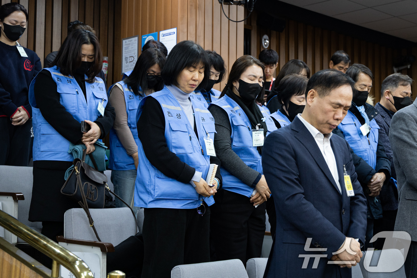 (서울=뉴스1) 유승관 기자 = 12·29 무안공항 제주항공 여객기 참사 유가족들이 15일 서울 여의도 국회에서 열린 제431회 국회(임시회) 12.29 여객기 참사 진상규명을 위 …