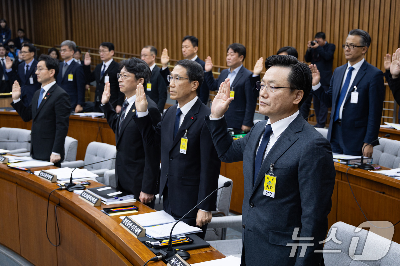 (서울=뉴스1) 유승관 기자 = 김이배 제주항공 대표(앞줄 오른쪽)를 비롯한 증인들이 15일 서울 여의도 국회에서 열린 제431회 국회(임시회) 12.29 여객기 참사 진상규명을 …