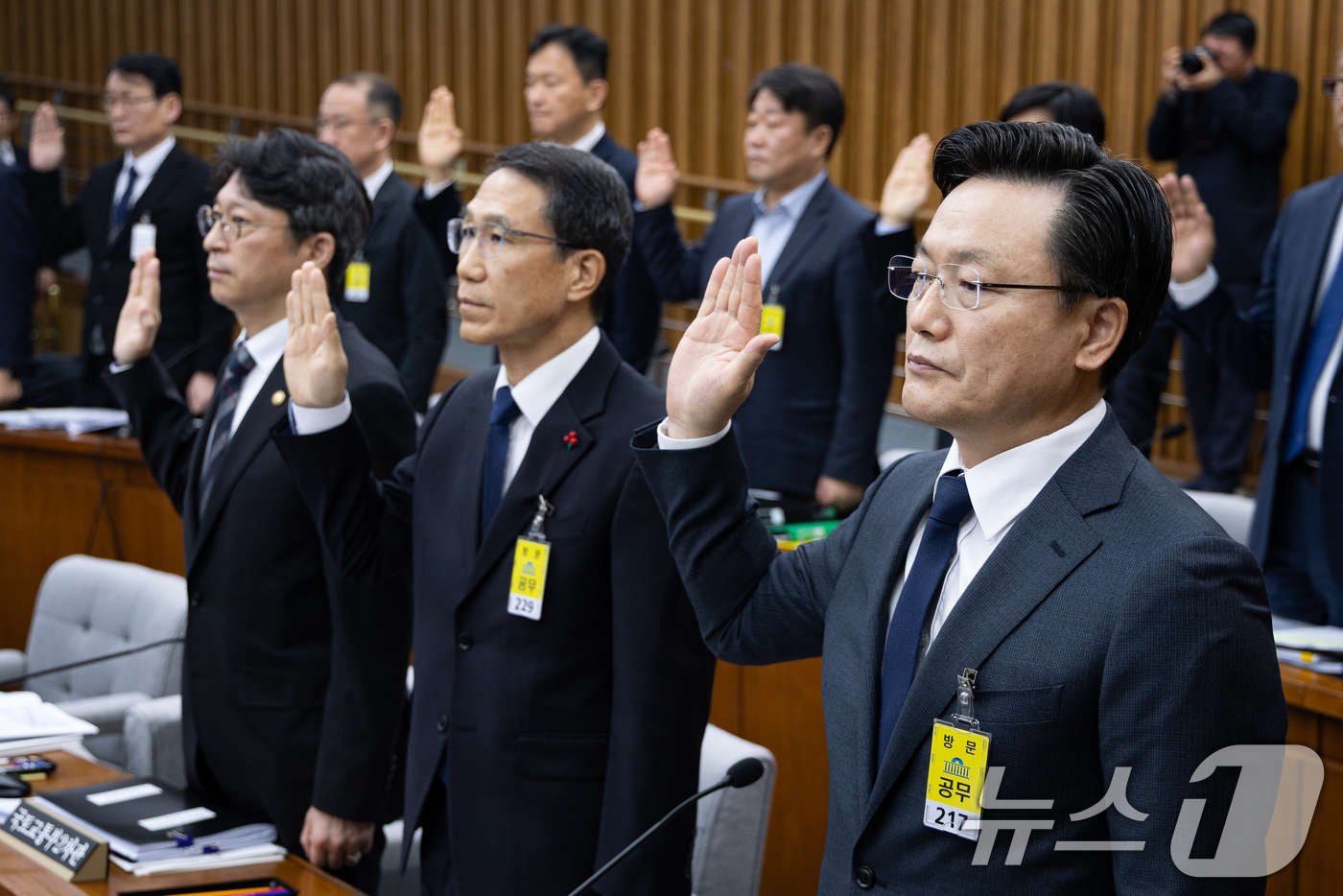 (서울=뉴스1) 유승관 기자 = 김이배 제주항공 대표(앞줄 오른쪽)를 비롯한 증인들이 15일 서울 여의도 국회에서 열린 제431회 국회(임시회) 12.29 여객기 참사 진상규명을 …