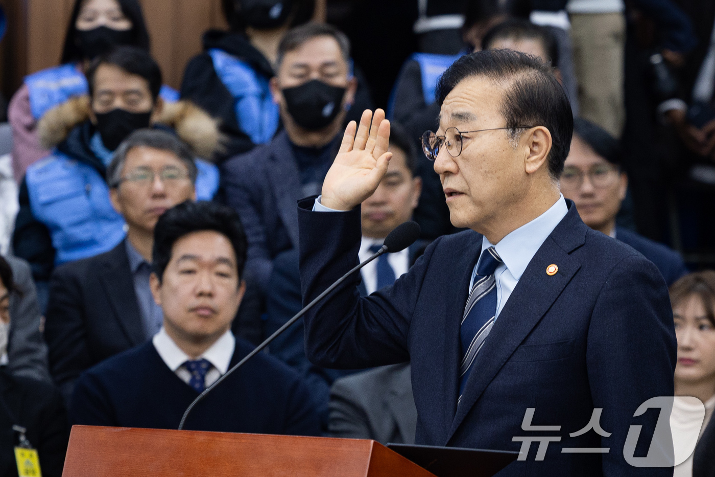 (서울=뉴스1) 유승관 기자 = 김윤덕 국토교통부 장관을 비롯한 증인들이 15일 서울 여의도 국회에서 열린 제431회 국회(임시회) 12.29 여객기 참사 진상규명을 위한 국정조사 …