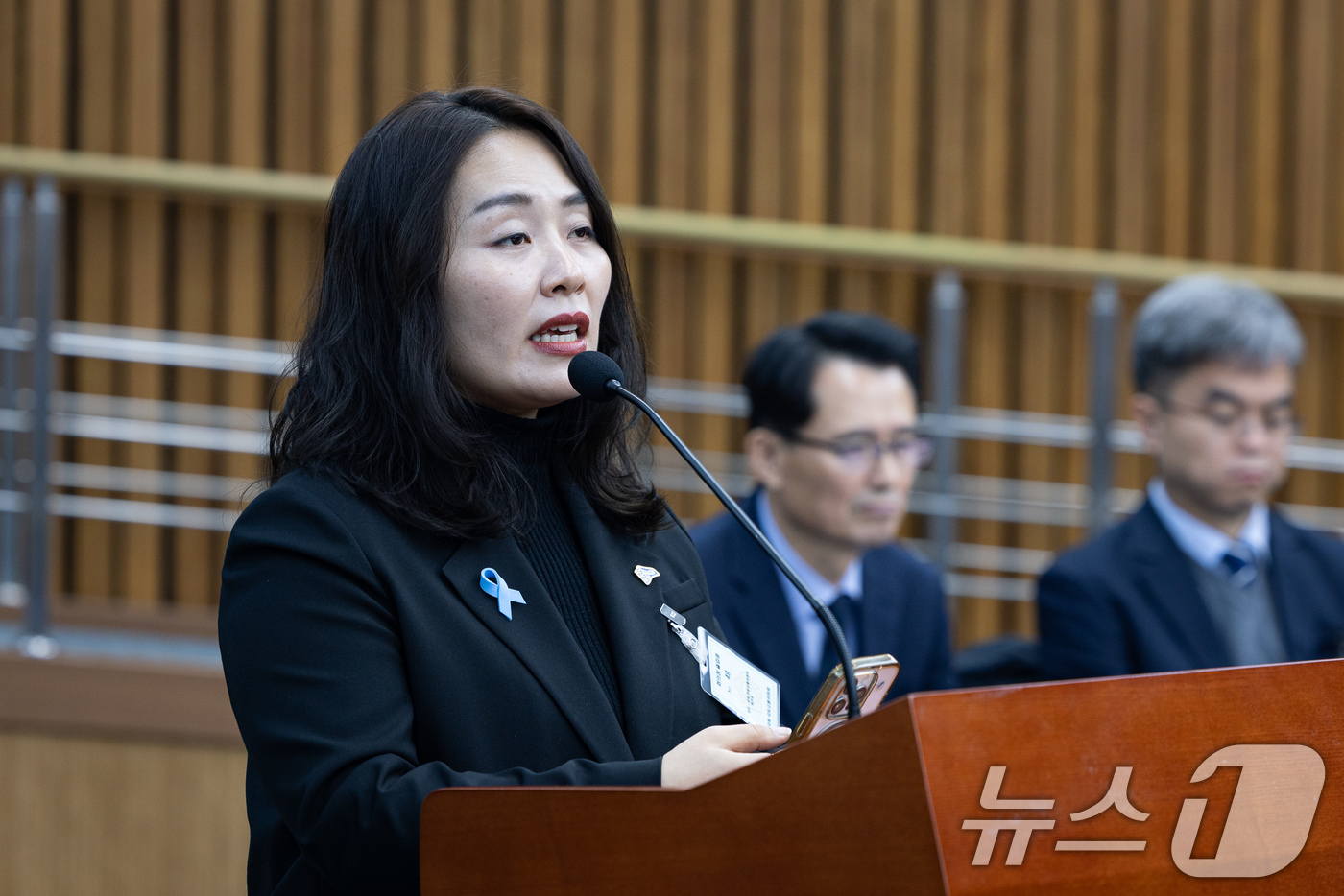 (서울=뉴스1) 유승관 기자 = 김유진 12·29 무안공항 제주항공 여객기 참사 유가족협의회 대표가 15일 서울 여의도 국회에서 열린 제431회 국회(임시회) 12.29 여객기 참 …