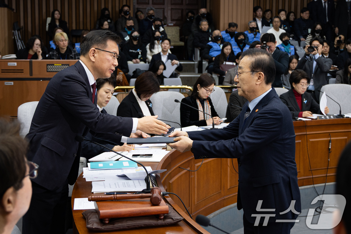 (서울=뉴스1) 유승관 기자 = 김윤덕 국토교통부 장관이 15일 서울 여의도 국회에서 열린 제431회 국회(임시회) 12.29 여객기 참사 진상규명을 위한 국정조사특별위원회 제3차 …
