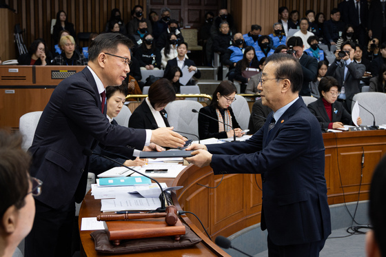 선서문 전달하는 김윤덕 장관