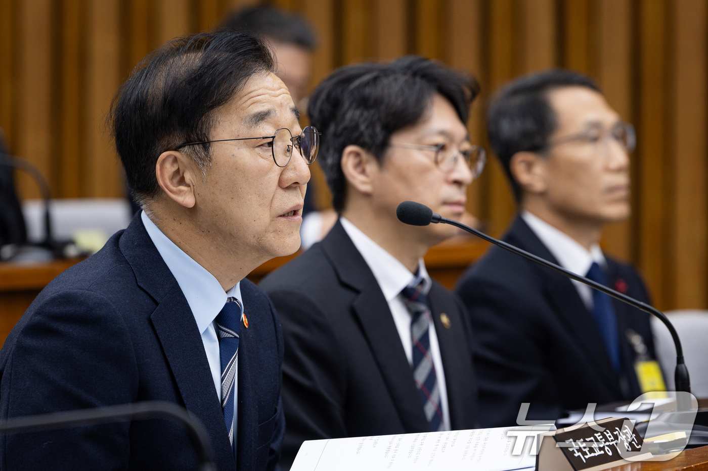 (서울=뉴스1) 유승관 기자 = 김윤덕 국토교통부 장관이 15일 서울 여의도 국회에서 열린 제431회 국회(임시회) 12.29 여객기 참사 진상규명을 위한 국정조사특별위원회 제3차 …