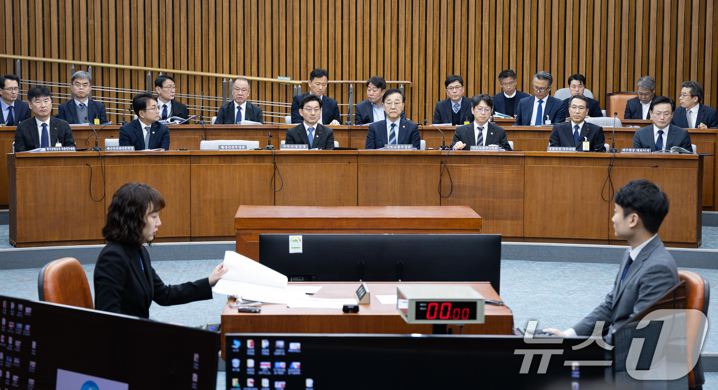 (서울=뉴스1) 유승관 기자 = 김윤덕 국토교통부 장관과 윤창렬 국무조정실장을 비롯한 증인들이 15일 서울 여의도 국회에서 열린 제431회 국회(임시회) 12.29 여객기 참사 진 …