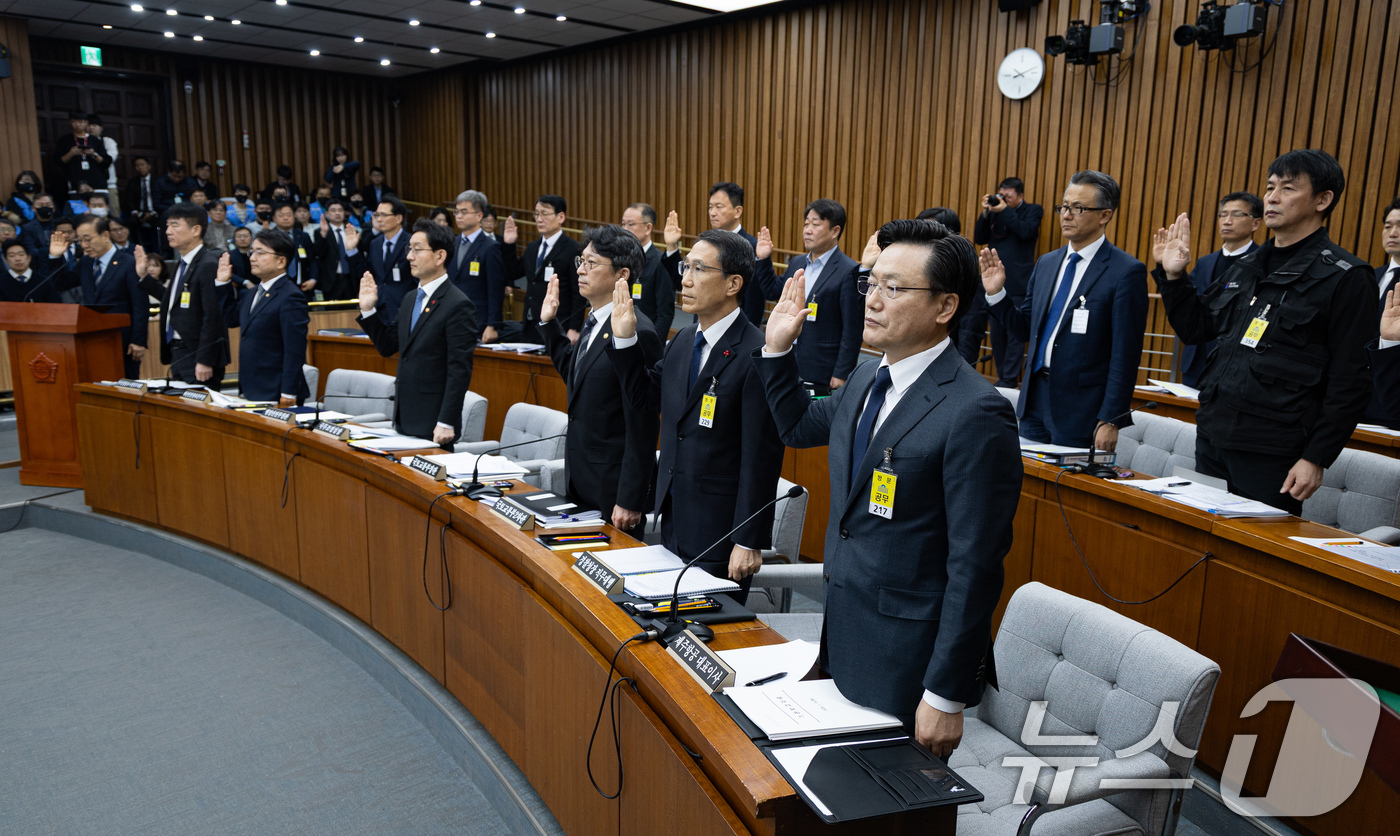 (서울=뉴스1) 유승관 기자 = 김이배 제주항공 대표(앞줄 오른쪽)를 비롯한 증인들이 15일 서울 여의도 국회에서 열린 제431회 국회(임시회) 12.29 여객기 참사 진상규명을 …