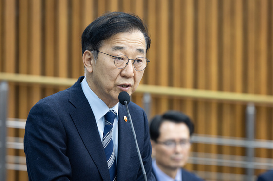 김윤덕 장관 "무안공항 둔덕 설계 변경 수사 필요"